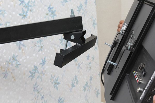 Hướng dẫn cách lắp đặt tivi treo tường bằng giá treo